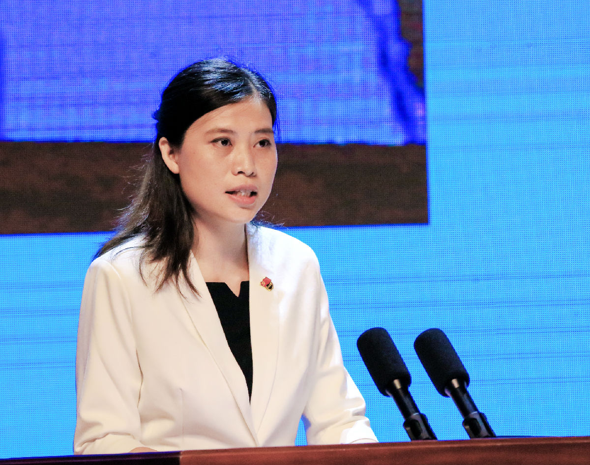 慕容慎行同志先进事迹巡回报告会首场报告在福州举行