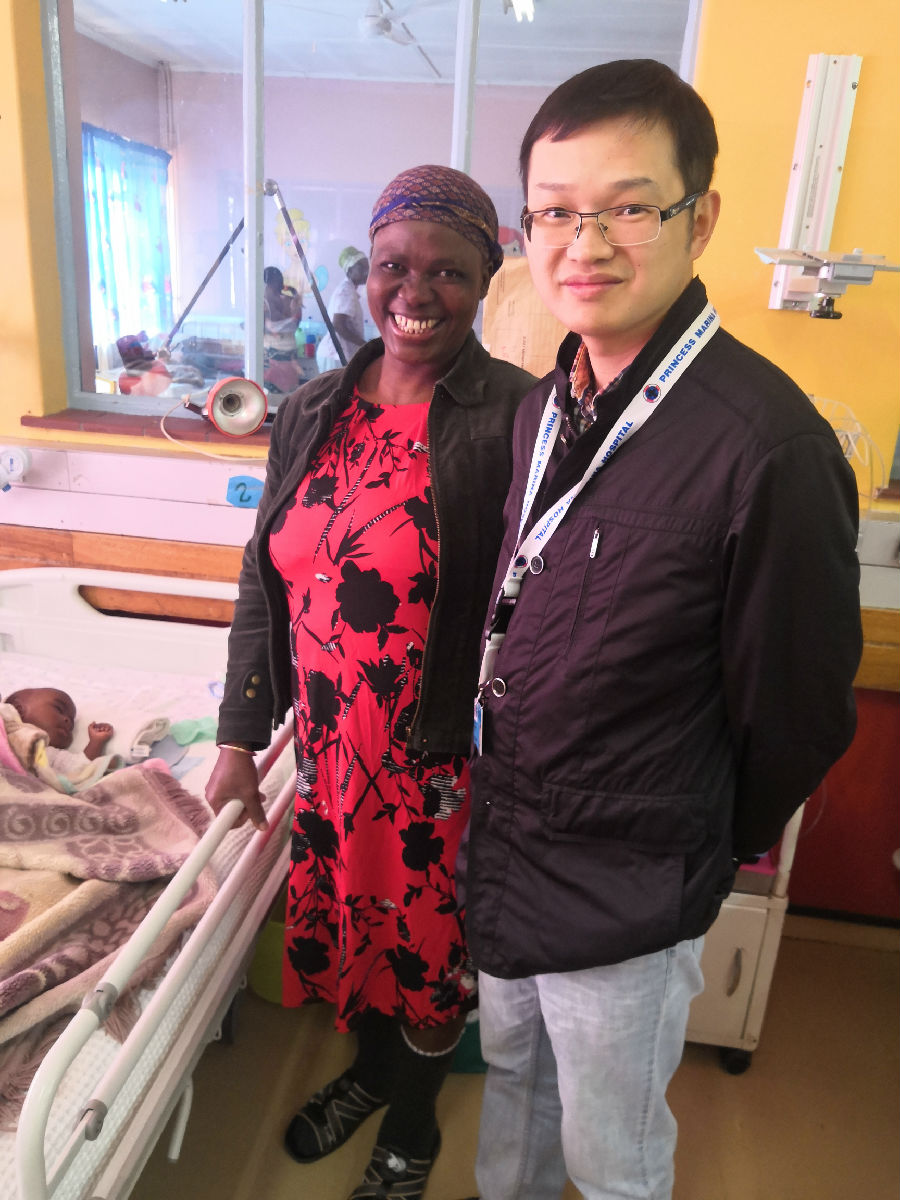 中央电视台《华人世界》报道我院援博队员陈希杭先进事迹 ——自制手术器械帮助当地婴儿切除舌根囊肿