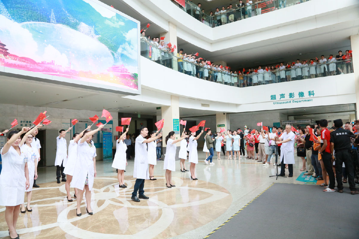 致敬医师节 福建医大附一医院活力快闪献礼新中国70华诞
