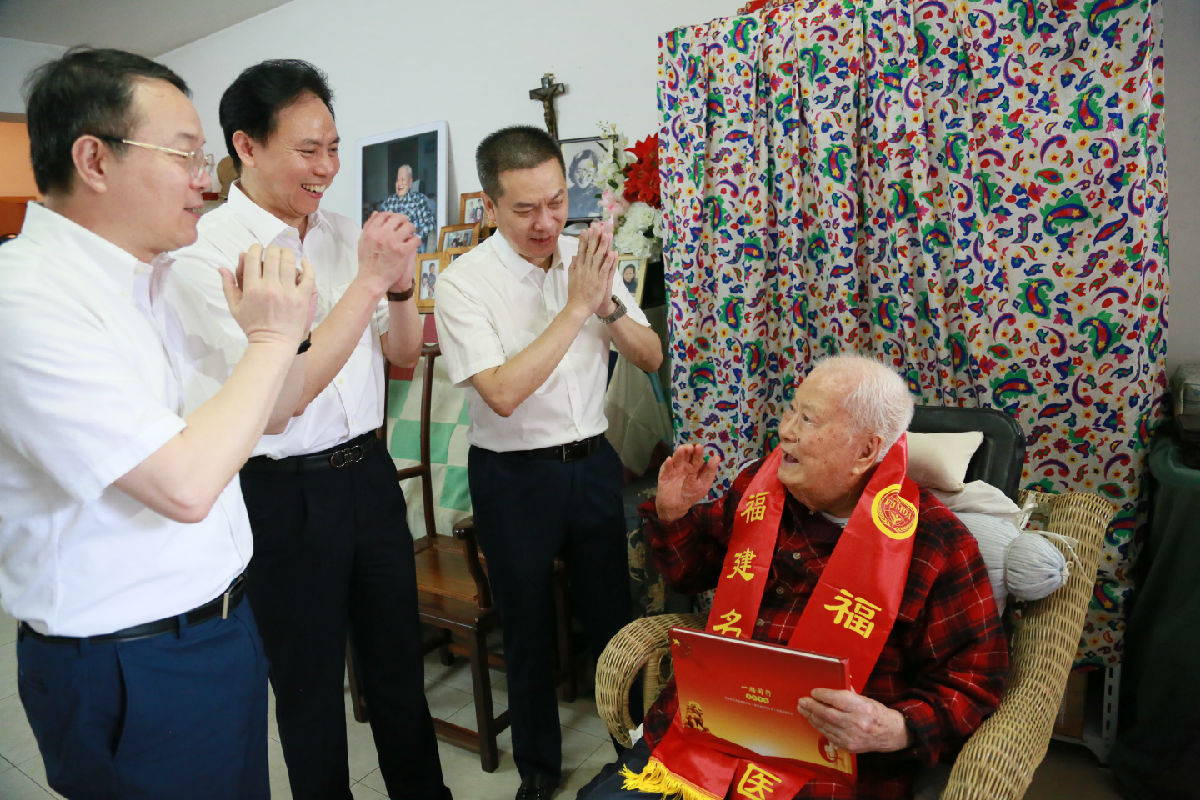 『中国医师节』福建省医师协会会长陈晓春一行看望慰问第二届“福建名医”陈国熙教授及我院医师代表