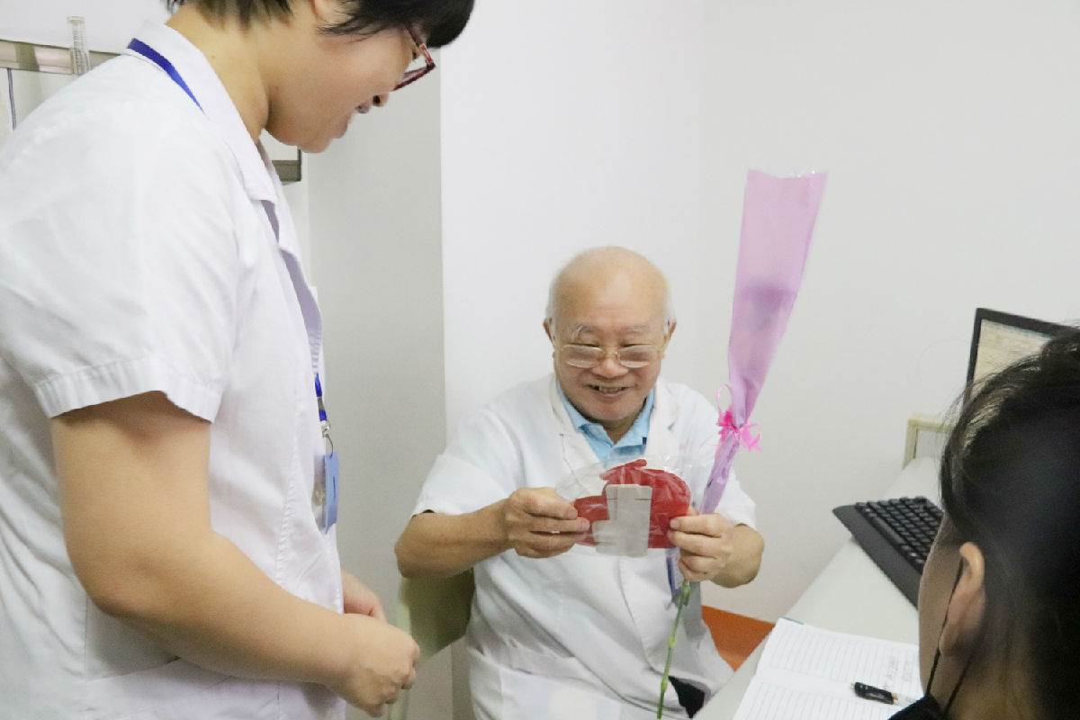 『中国医师节』福建省医师协会会长陈晓春一行看望慰问第二届“福建名医”陈国熙教授及我院医师代表