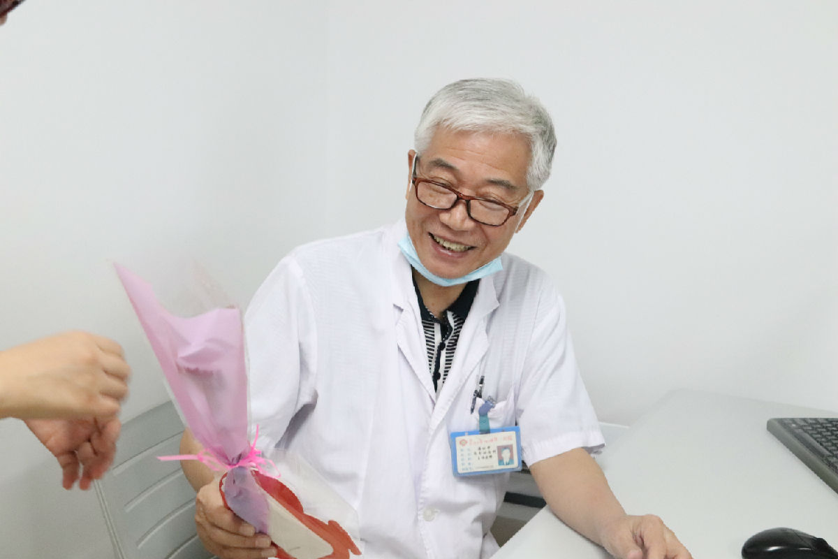 『中国医师节』福建省医师协会会长陈晓春一行看望慰问第二届“福建名医”陈国熙教授及我院医师代表