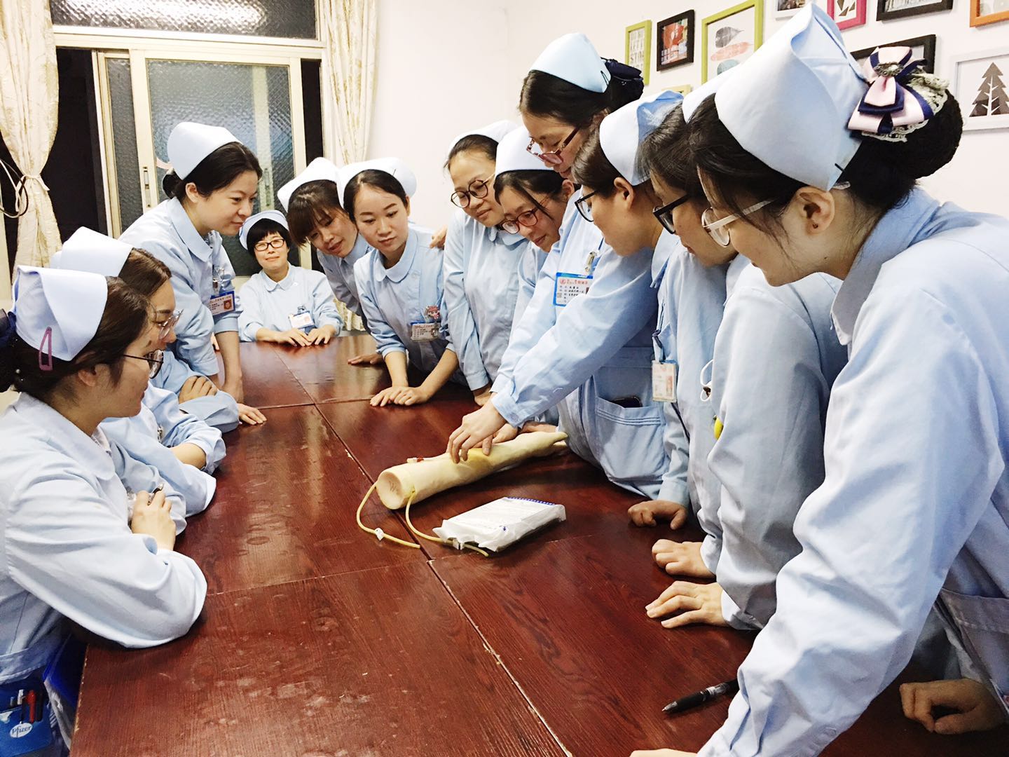 48区泌尿外科在学习中庆祝第108个护士节