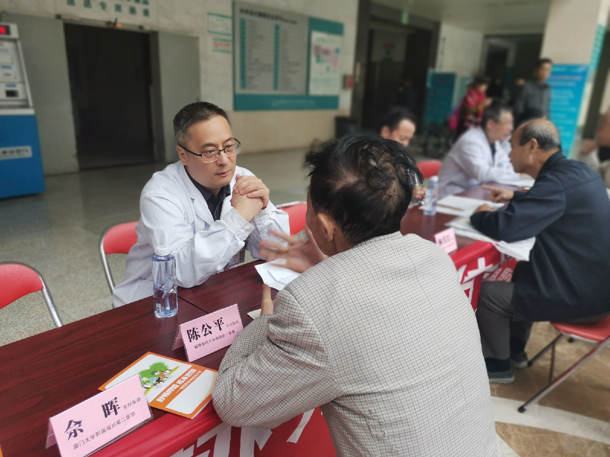 呼吸与危重症医学科举行“世界慢阻肺日”义诊宣传活动