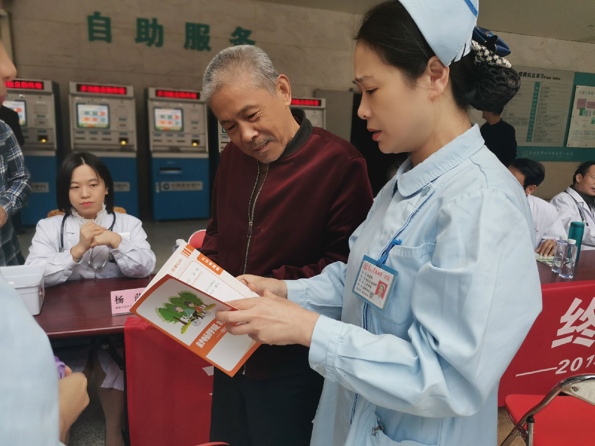 呼吸与危重症医学科举行“世界慢阻肺日”义诊宣传活动