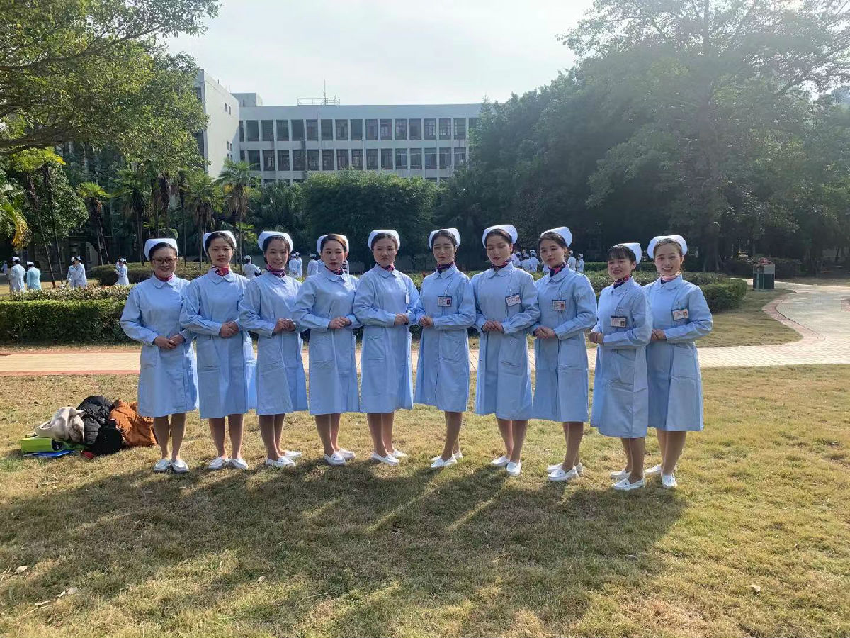 谱文明之歌·展天使之翼 ——我院护士职业礼仪大赛参赛侧记