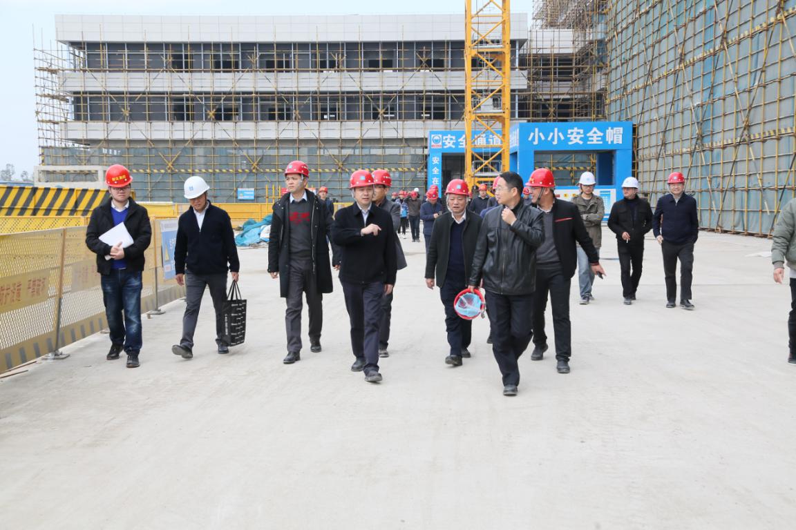 我院领导一行率队前往滨海院区视察施工状况并进行春节慰问