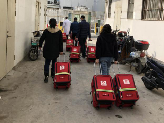 您为人民冲前线  我为你们做保障 —— 记医用材料与设备服务中心为驰援武汉队员准备防护用品