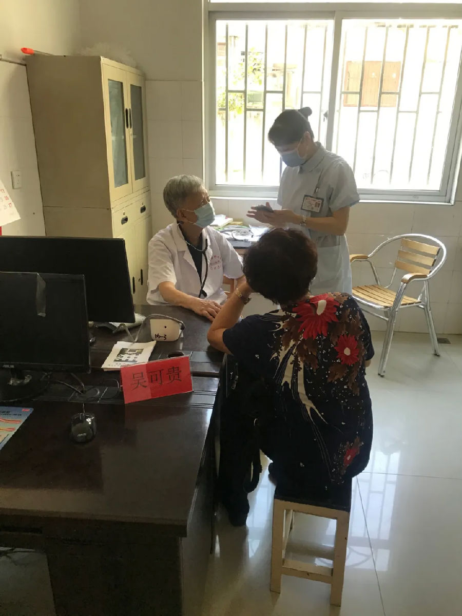 党员义诊送温暖 革命老村再聚力 ——干部病房支部党日活动记 党员义诊送温暖 革命老村再聚力 ——干部病房支部党日活动记