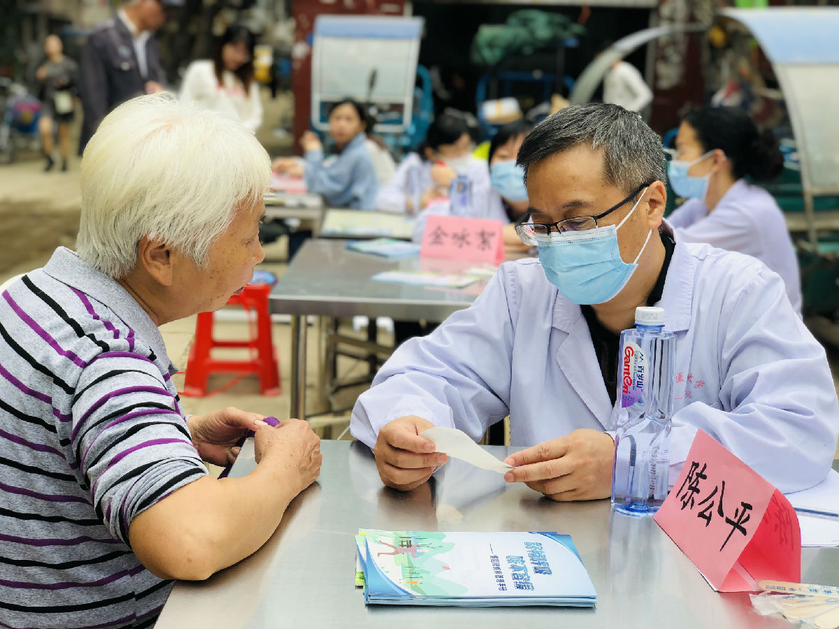 警惕肺部“慢刀子” 我院开展慢阻肺科普宣传及义诊活动