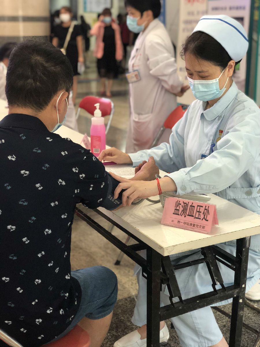 我为群众办实事,义诊科普送健康——我院呼吸康复党支部开诊义诊科普活动 我为群众办实事,义诊科普送健康——我院呼吸康复党支部开诊义诊科普活动