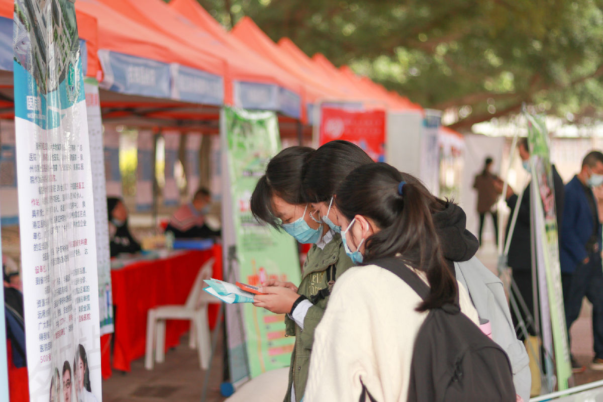 虚位以待 畅享未来——福建医科大学召开2022年“医起向未来”第一临床医学院专场招聘会