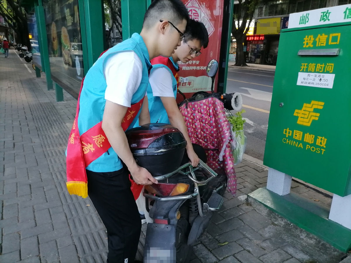 福医学子三下乡系列活动之暖心助盲，西湖互伴健步行