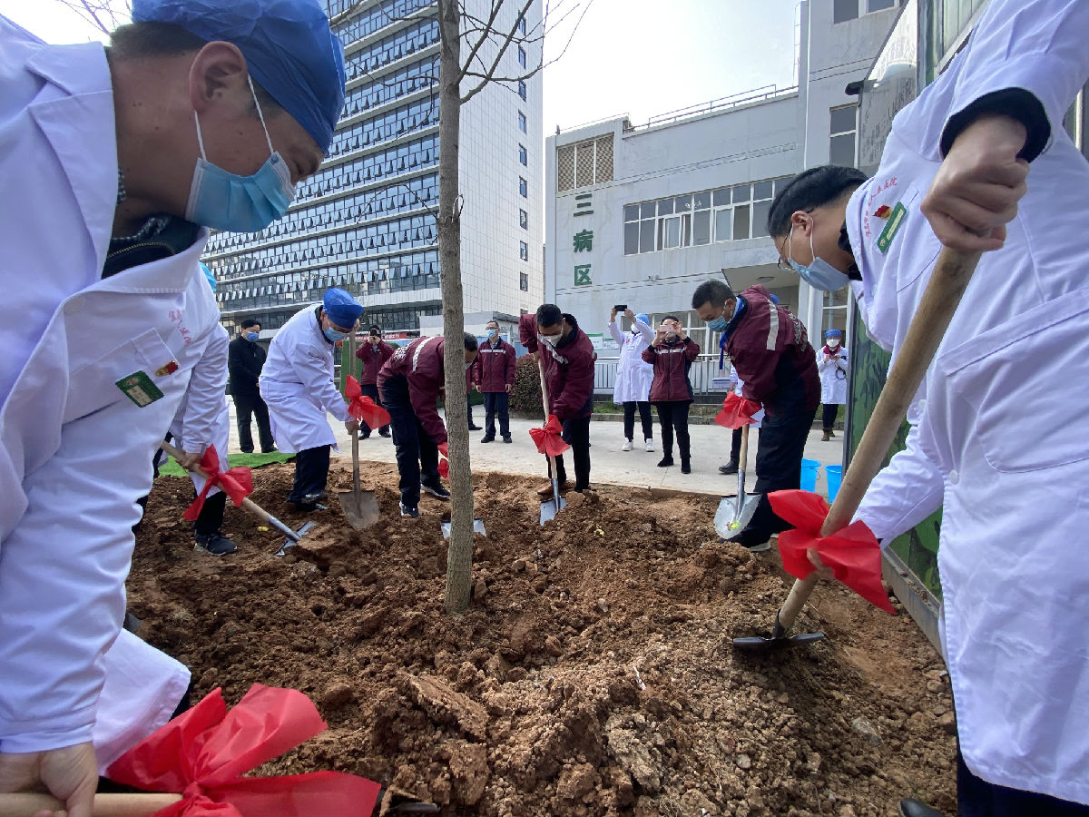 2020年3月12日，应宜昌市第三人民医院邀请，福建对口支援宜昌防治新冠肺炎支援队参加植树节活动