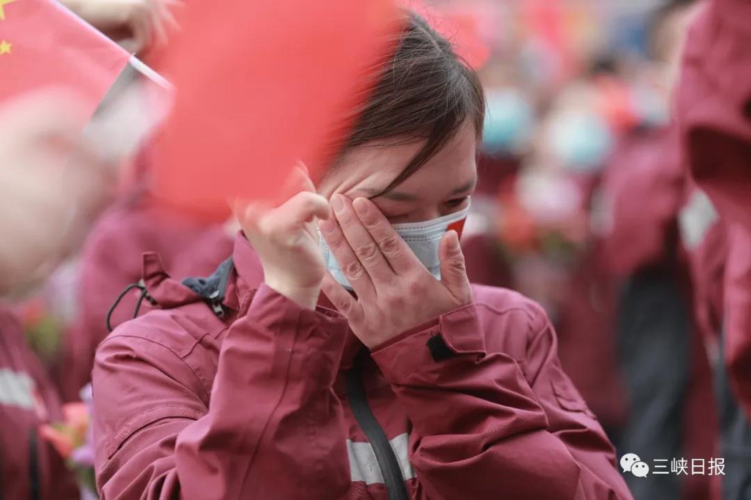 2020年3月23日，福建省对口支援宜昌防治新型冠状病毒肺炎支援队队员看到宜昌如此盛大的告别仪式不仅感动流泪