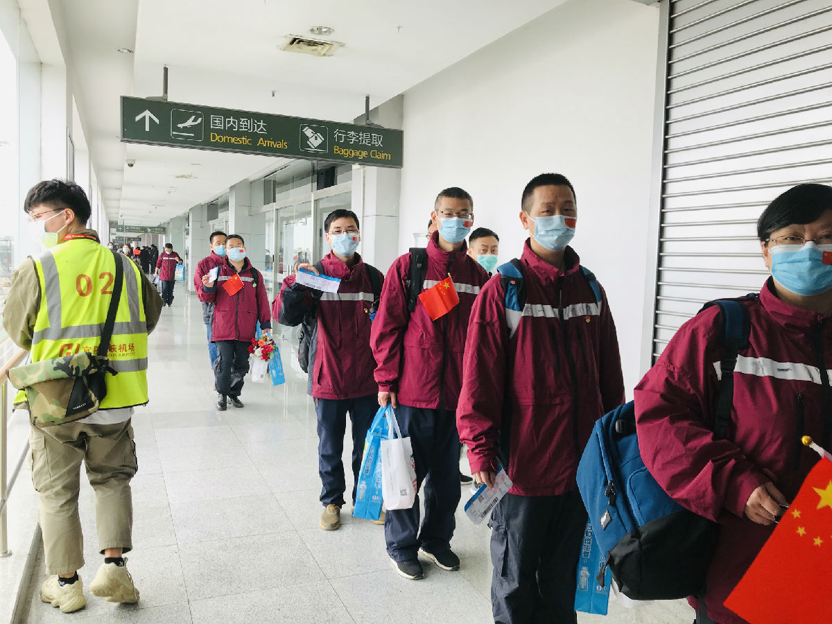 2020年3月23日，福建省对口支援宜昌防治新型冠状病毒肺炎支援队队员在宜昌三峡机场准备登机返回福州