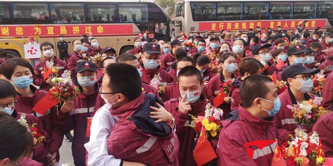 2020年3月23日，福建省对口支援宜昌防治新型冠状病毒肺炎支援队与当地医疗队员拥抱告别