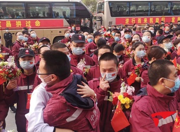 2020年3月23日，福建省对口支援宜昌防治新型冠状病毒肺炎支援队与当地医疗队员拥抱告别