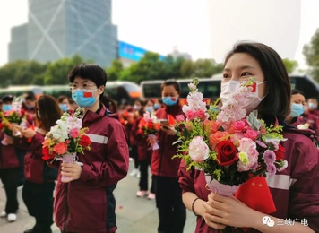 2020年3月23日，宜昌人民为福建省对口支援宜昌防治新型冠状病送上献花（1）
