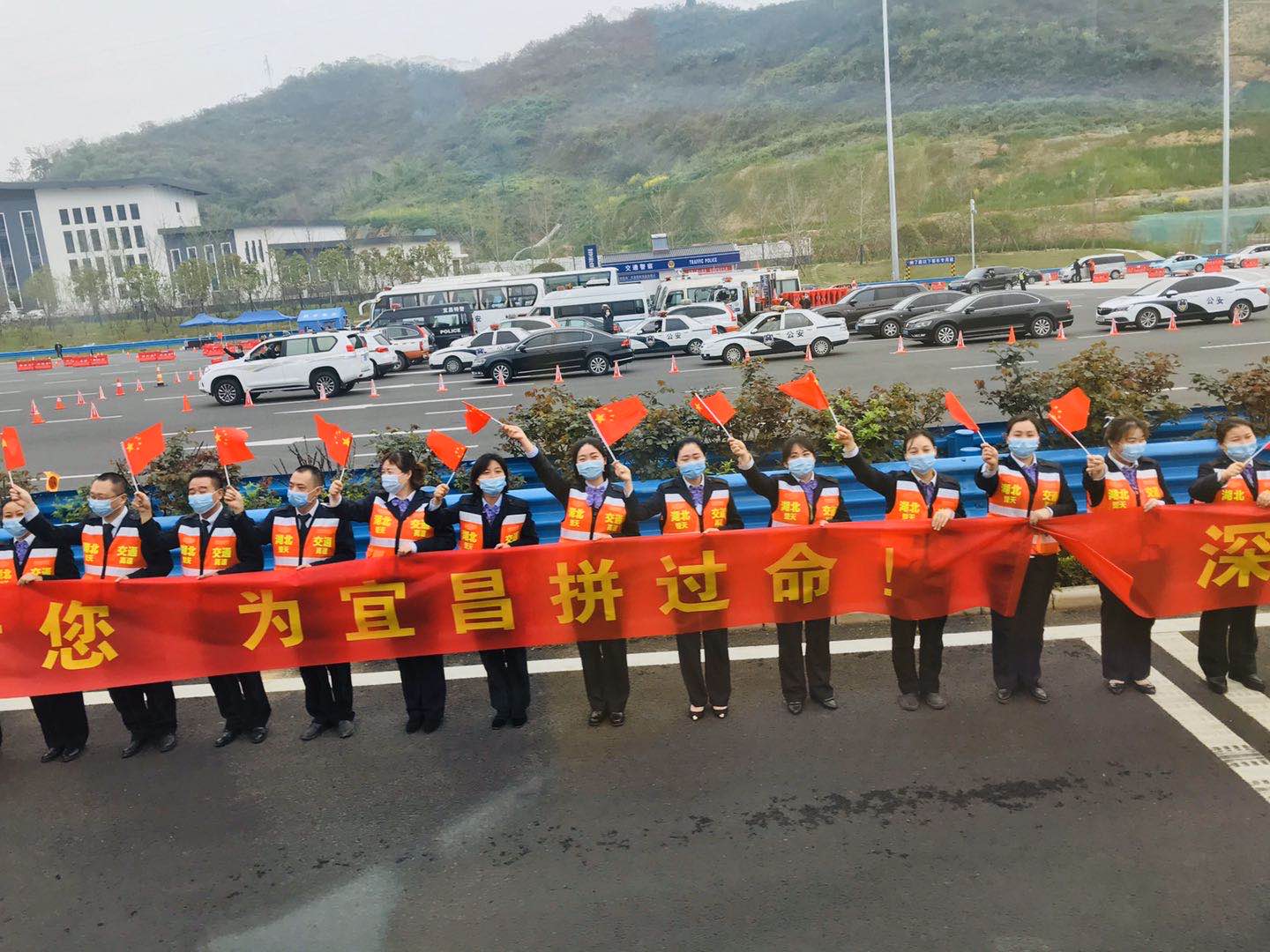 2020年3月23日，宜昌市市民纷纷为福建省对口支援宜昌防治新型冠状病毒肺炎支援队队员送行（1)
