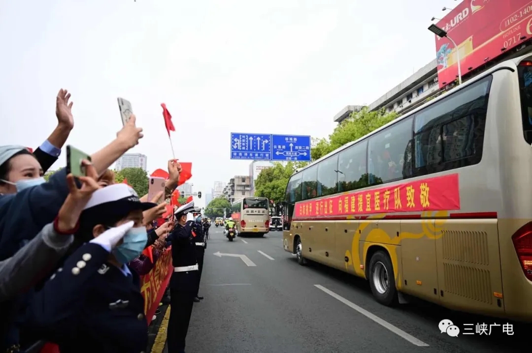 2020年3月23日，宜昌市市民纷纷为福建省对口支援宜昌防治新型冠状病毒肺炎支援队队员送行(2)