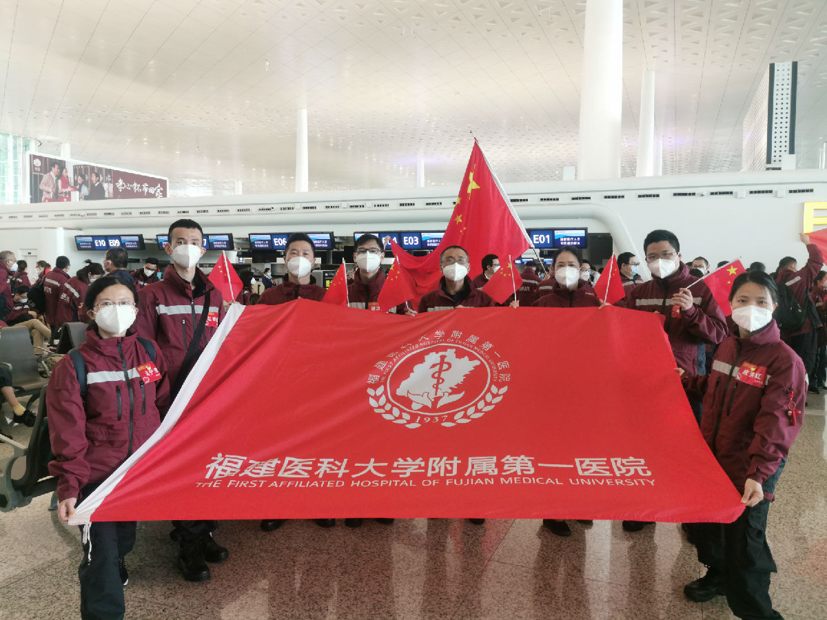 2020年3月24日，福建首批援鄂医疗福建医大附一医院队员返回福州前在武汉天河国际机场合影留念