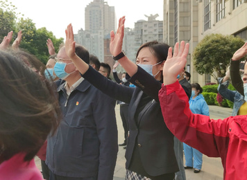 2020年3月24日，武汉市市民纷纷为福建省对口支援宜昌防治新型冠状病毒肺炎支援队队员送行