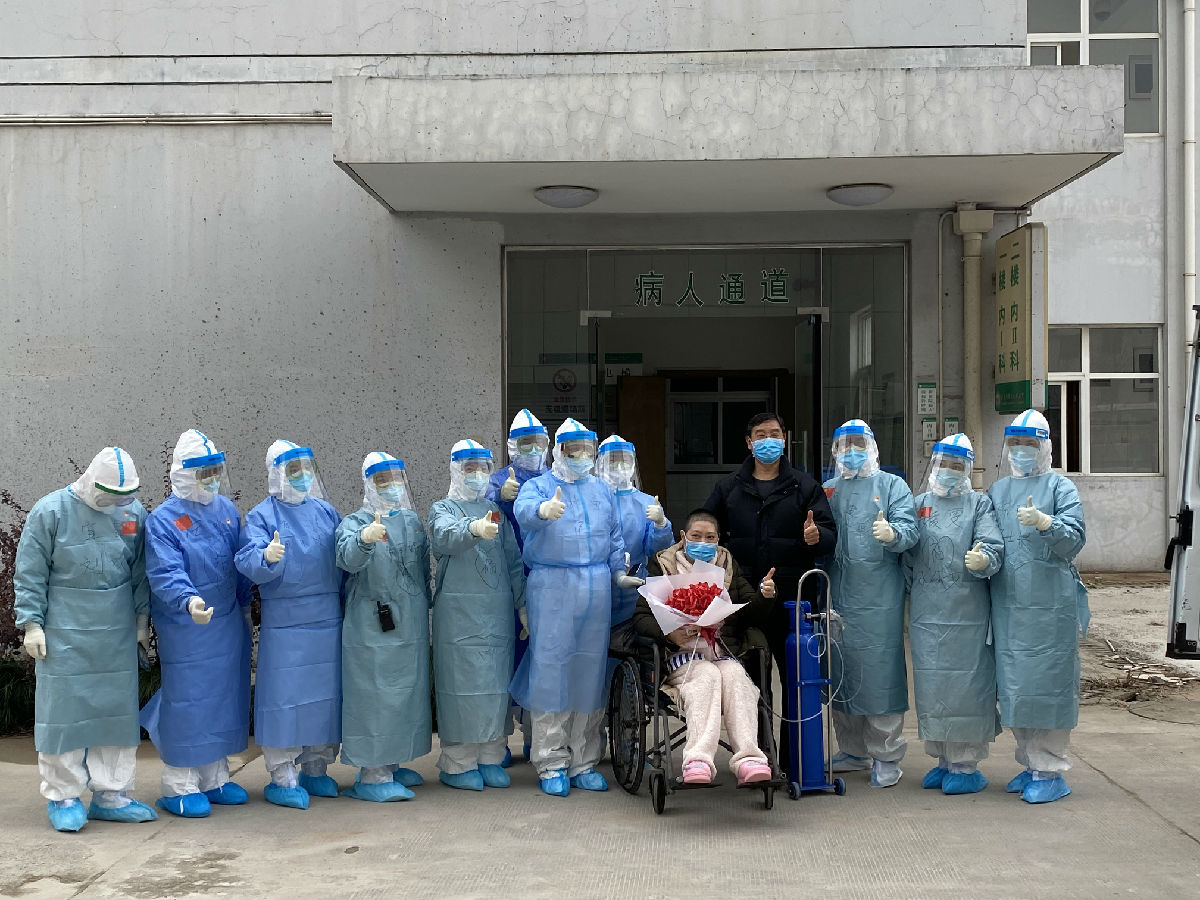 2020年3月11日，危重转轻患者出院时与福建省对口支援宜昌防治新型冠状病毒肺炎支援队队员合影