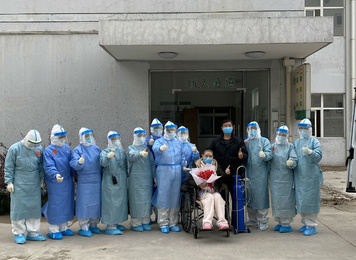 2020年3月11日，危重转轻患者出院时与福建省对口支援宜昌防治新型冠状病毒肺炎支援队队员合影