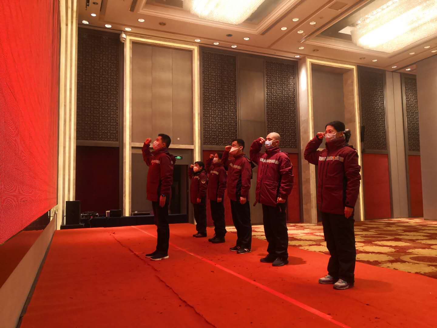 2020年3月2日，福建首批援鄂医疗队队员赵建铭（后左二）面向党旗庄严宣誓，成为一名光荣的中国共产党预备党员