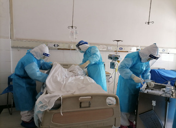 2020年2月21日，福建省对口支援宜昌防治新型冠状病毒肺炎首批支援队附一医院队员在宜昌第三人民医院病房抢救患者