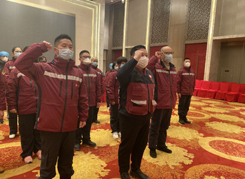 2020年2月20日，福建首批援鄂医疗队福建医大附一医院队员林忠厚（左一）在驻地30多名党员战友的共同见证下，成为一名光荣的中国共产党预备党员