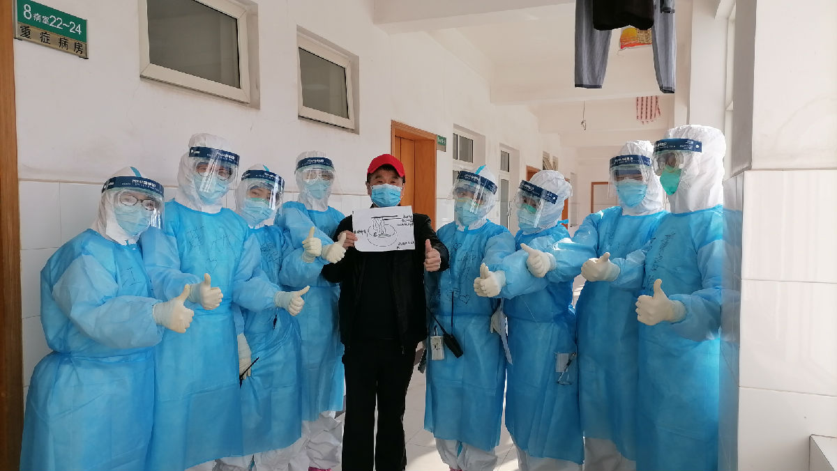 2020年2月20日，福建省对口支援宜昌防治新型冠状病毒肺炎支援队护理队员为当天转去轻症病房的患者送上一幅寓意平安的手绘《福州太平面》