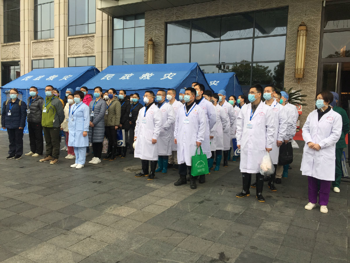 2020年2月14日，福建省对口支援宜昌防治新型冠状病毒肺炎首批支援队在居住点门前清点人数准备进入宜昌第三人民医院开始新一天的工作