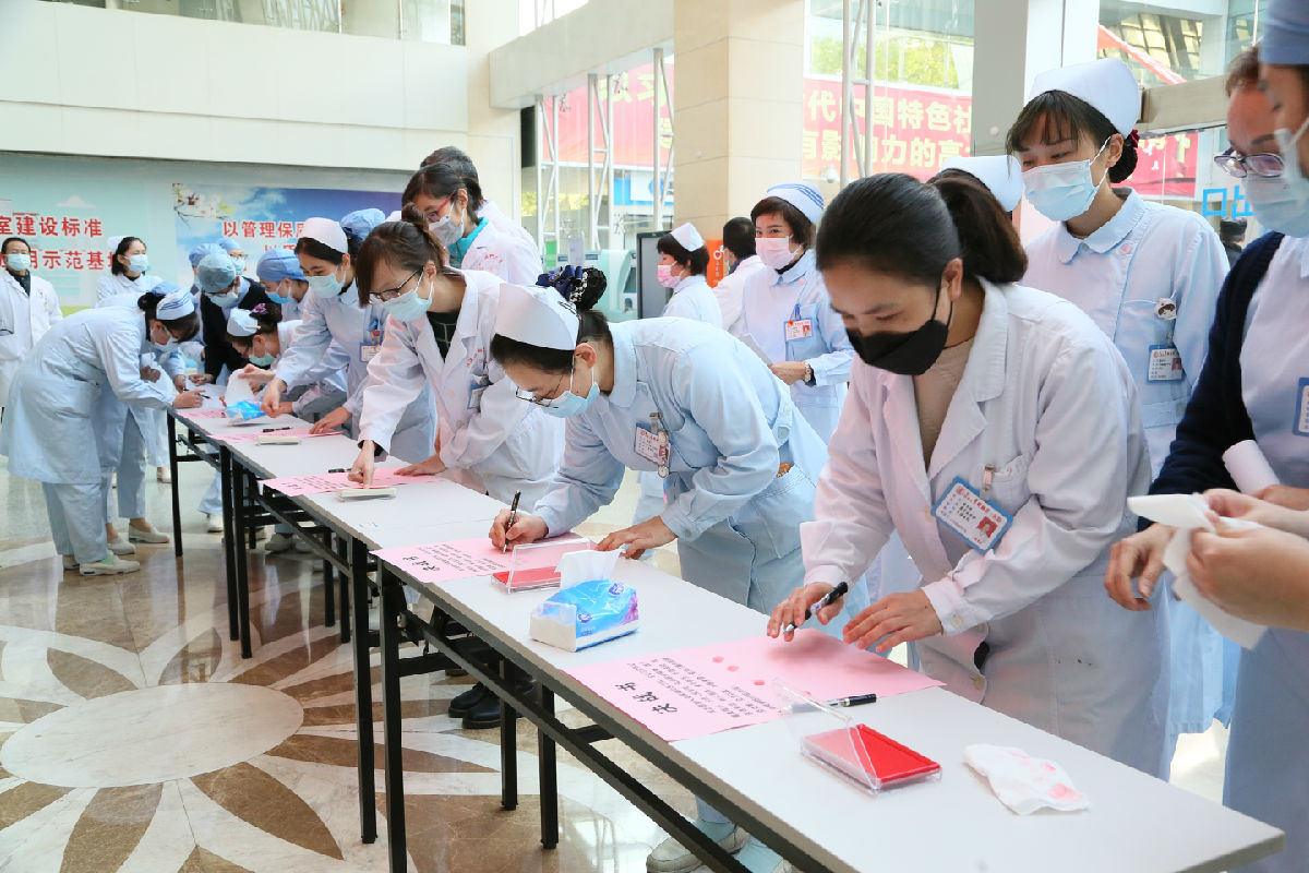 2020年2月10日，福建省对口支援宜昌防治新型冠状病毒肺炎支援队福建医大附一医院队员在附一医院外科楼签下决战书