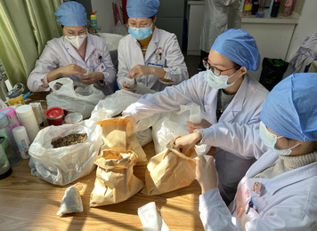 2020年2月，福建医大附一医院药学突击队精心制作中药防疫香囊保卫一线医护人员健康