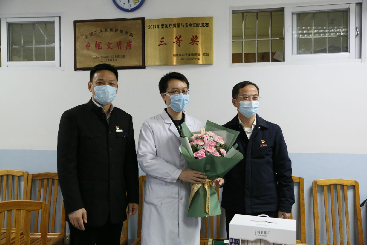 2020年3月3日，福建医科大学党委书记何明华（左一）、党委副书记王诗忠（右一）亲切慰问援鄂医疗队员家属代表
