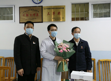 2020年3月3日，福建医科大学党委书记何明华（左一）、党委副书记王诗忠（右一）亲切慰问援鄂医疗队员家属代表