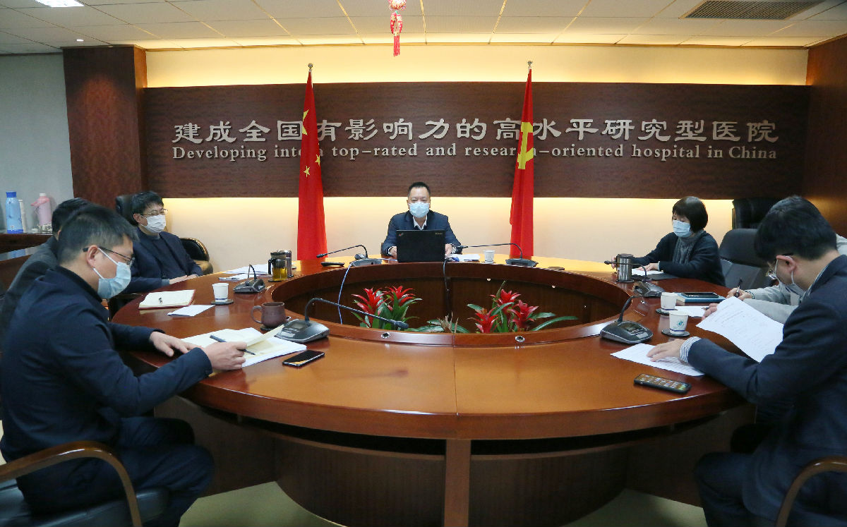 2020年2月27日，院党委书记林章雅（中）主持中层干部视频会议