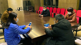 2020年2月27日，援鄂中层干部通过手机视频在线参加中层干部会议