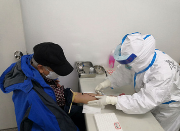 2020年2月，福建医大附一医院发热门诊的医护人员采集患者血液标本