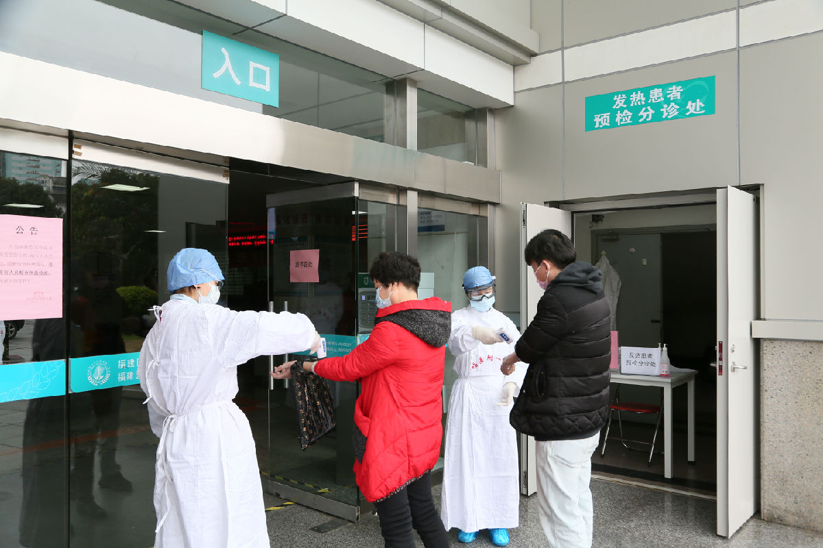2020年2月7日，福建医大附一医院各入口监测体温，做好防控工作